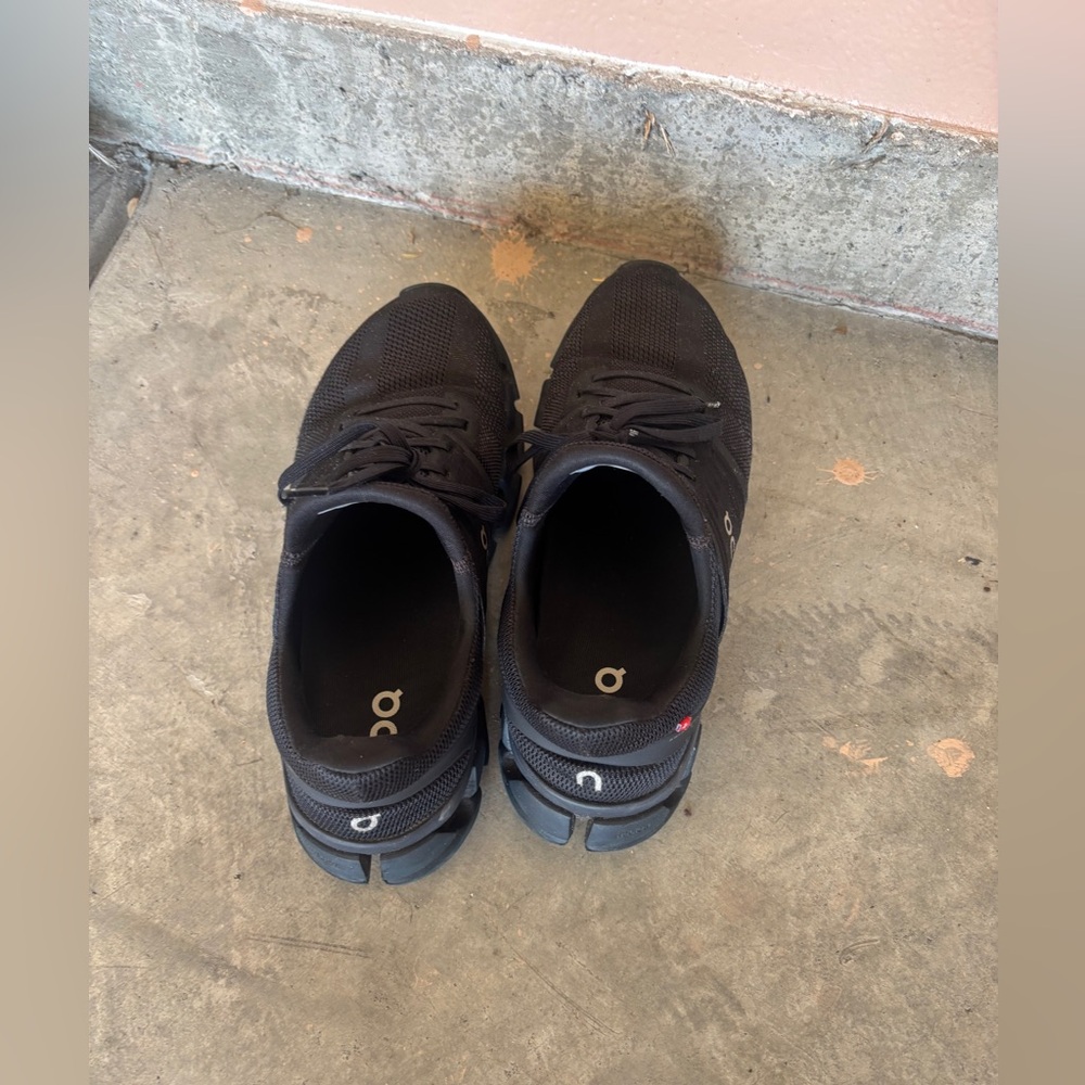 On cloud qc men’s sneakers size 8.5 black